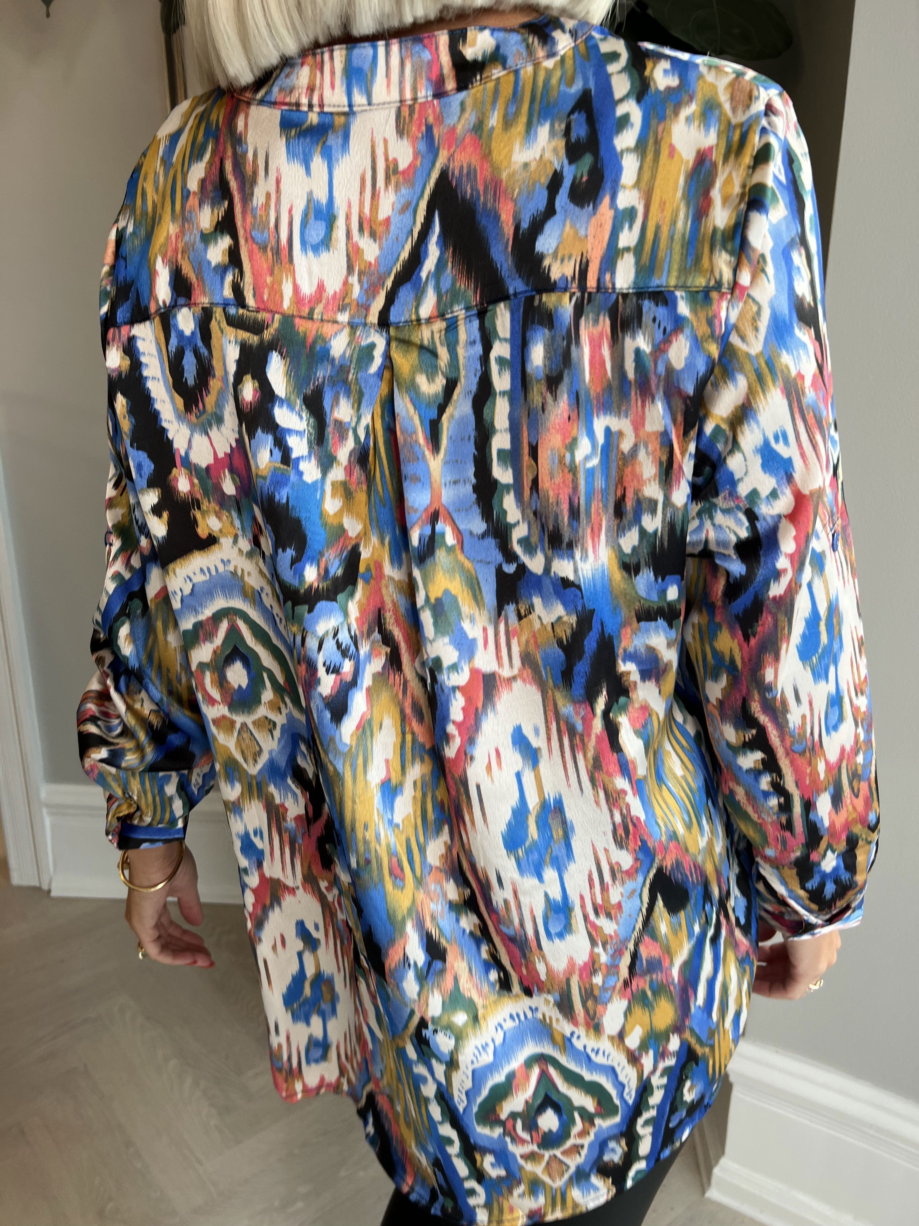 Leona - Mångfärgad mönstrad skjorta i silkeslook - Blue